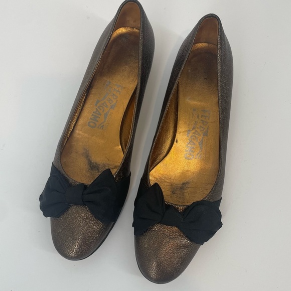 VTG Salvator Ferragamo Gold Leather Ballet Flats With Black Bow - Picture 3 of 12